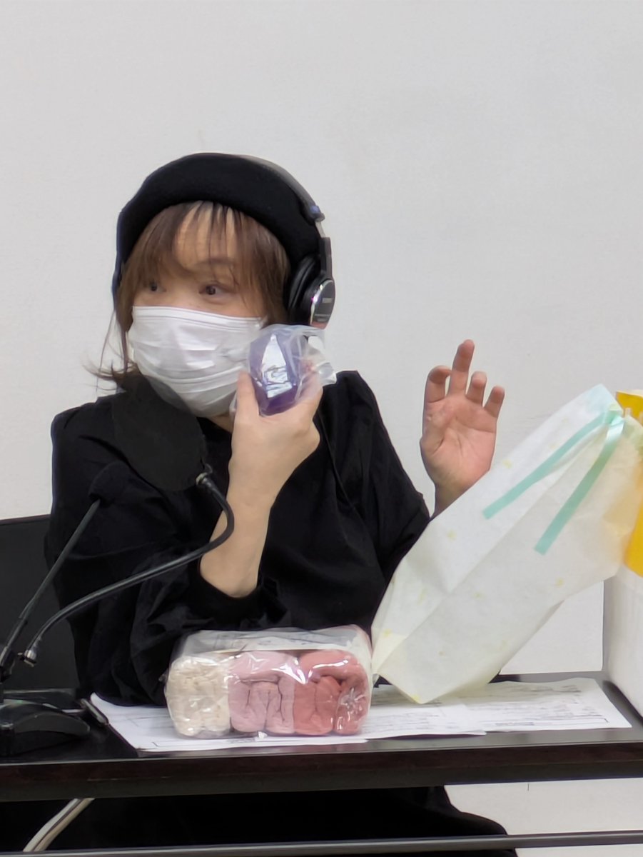 軽茶っす〜！小暮芽衣です！🍵
#361 配信開始です！

2月といえば………？
そう！ひと美さんのお誕生日‼️

ということで、お誕生日お祝い回です！
私達アシスタント陣、それぞれ愛のこもったプレゼントを用意しました…………🎁💓

ひと美さん、よろこんでくれるかなぁ？

youtube.com/watch?v=tvKuWC…