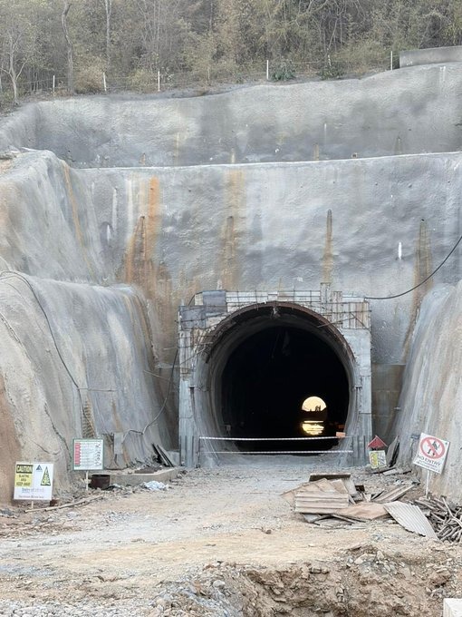 MetroRailNewsHQ's tweet photo. The Guntur-Guntakal Doubling Project witnesses a successful breakthrough of the 320-metre-long Gazulapalli-Chelama tunnel.
#GunturGuntakal #DoublingProject #RailwayExpansion #InfrastructureDevelopment #GazulapalliChelama #IndiaRailways https://t.co/AyshZ7O22Z