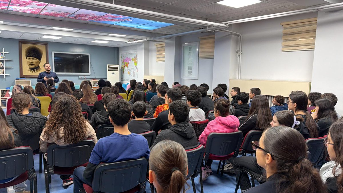 Sosyal Bilgiler Yazarı Sayın Emre Tezcan 8️⃣. Sınıf Öğrencilerimiz ile Buluşup Seminer ve Söyleşi Programını Gerçekleştirdi.