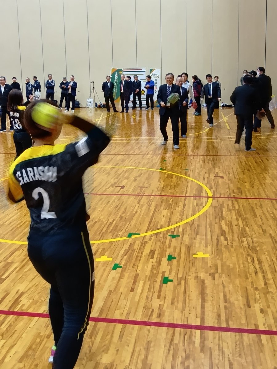 fmvshimane's tweet photo. 島根富士通は雲南市で活動開始した女子ソフトボールチーム「Citrine SHIMANE」を応援しています！
14日のお披露目式では当社ロゴも入ったユニフォームが登場し、選手とのキャッチボールにも参加しました✨
3/7、8には出雲ドームでオープン戦があります。
観戦無料なので皆で応援に行きましょう🥎 https://t.co/pUzAcAqkWJ