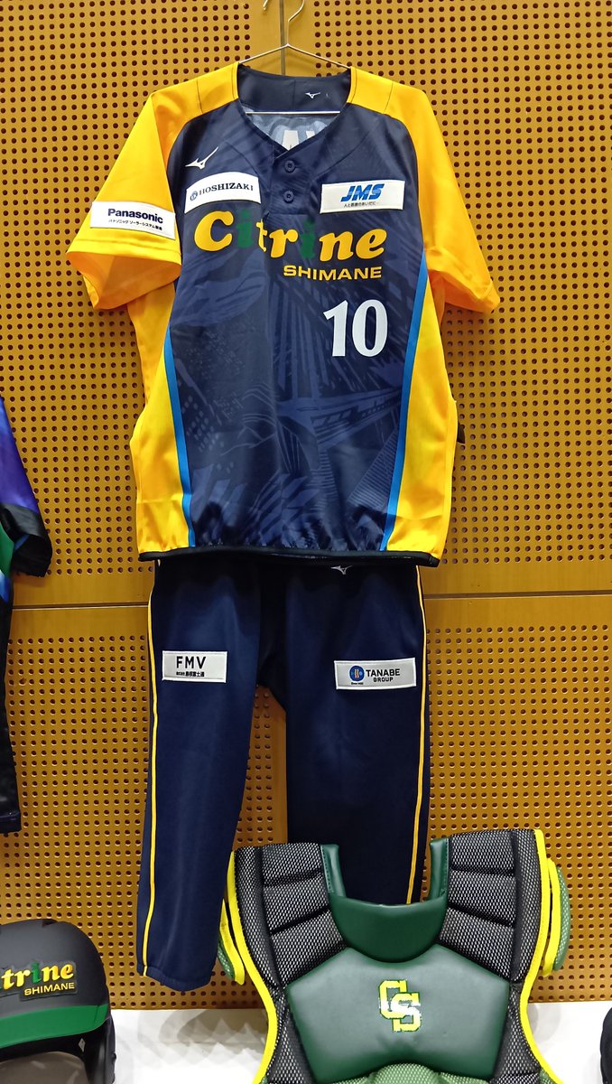 fmvshimane's tweet photo. 島根富士通は雲南市で活動開始した女子ソフトボールチーム「Citrine SHIMANE」を応援しています！
14日のお披露目式では当社ロゴも入ったユニフォームが登場し、選手とのキャッチボールにも参加しました✨
3/7、8には出雲ドームでオープン戦があります。
観戦無料なので皆で応援に行きましょう🥎 https://t.co/pUzAcAqkWJ