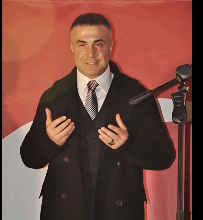 1990’lı yıllarda adını daha geniş kitlelere duyuran Reis Sedat Peker  Destekçilerine göre o, kendi doğrularından taviz vermeyen, bağlı olduğu değerlere sadık kalan bir isimdi. Hakkındaki operasyonlar ve yargı süreçleri, sevenlerinin gözünde onun “bedel ödeyen” bir karakter olarak