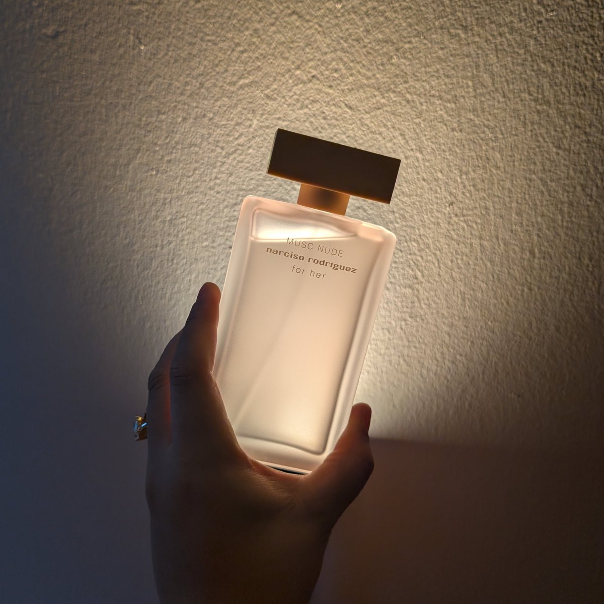 tashefih's tweet photo. In my search for my wedding scent i have stumbled upon this 2024 NR flanker release... Sits close to the skin, doesn't have strong projection but pag niyakap/kiss ka, maaamoy ka bhie. 😏🫣 https://t.co/i11Ti3gFT6