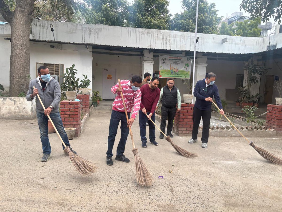 FciDelhi's tweet photo. #स्वच्छतापखवाड़ा2026 के अंतर्गत भा.खा.नि, मण्डल कार्यालय, शक्तिनगर दिल्ली एवं अधीनस्थ डिपो में कार्यरत अधिकारियों एवं कर्मचारियों द्वारा दिनांक 18.02.2026 को साफ सफाई की गयी।#masscleanlinessdrive https://t.co/MxNQwkUbXd