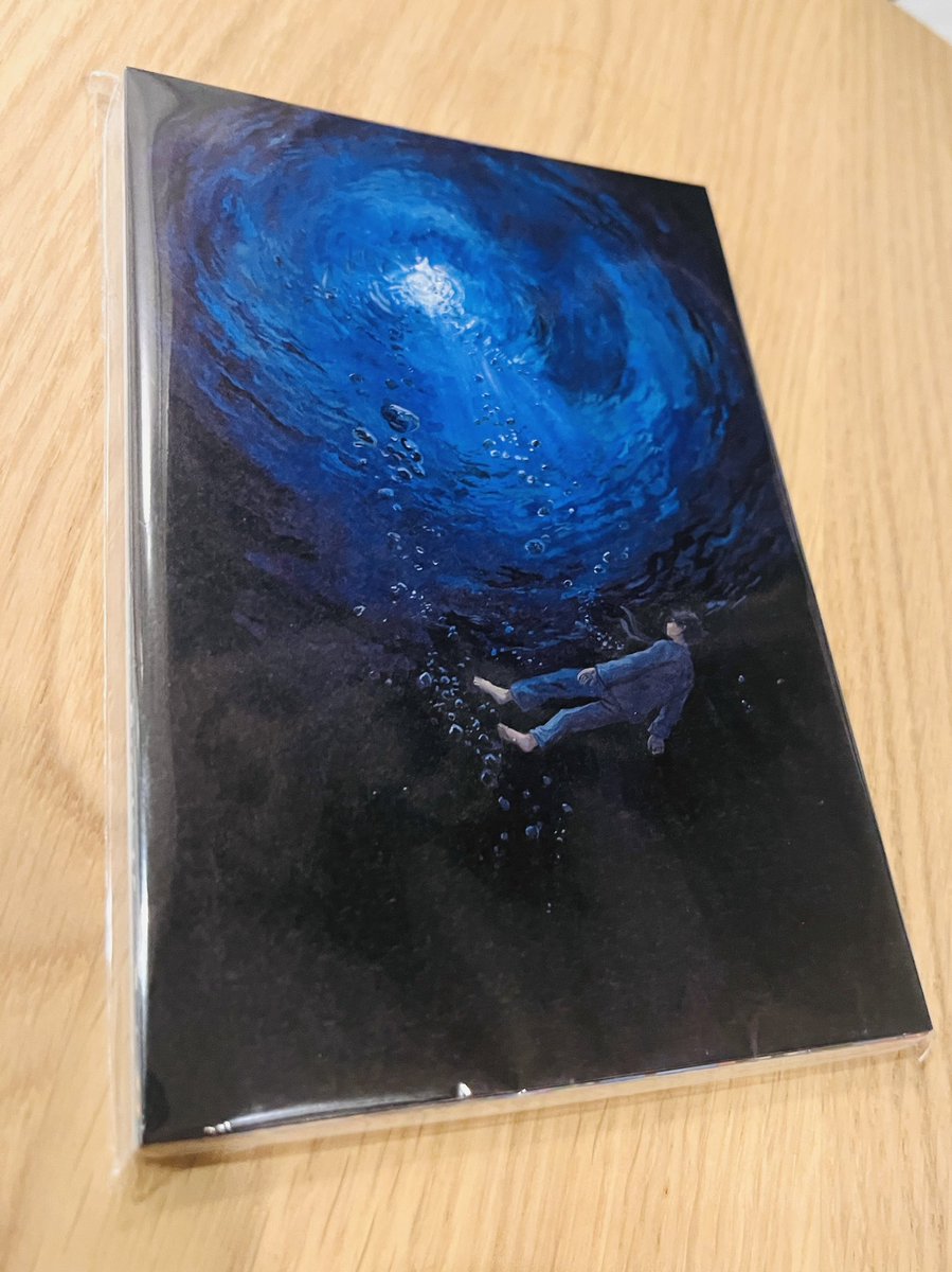 melakuro's tweet photo. 「深海」記念展、いっぱい並んでるうちにポストカード売り切れ続出したので
19種セットを購入
絵はリアルで見るとなお良い‥ https://t.co/xfD75MJZSE