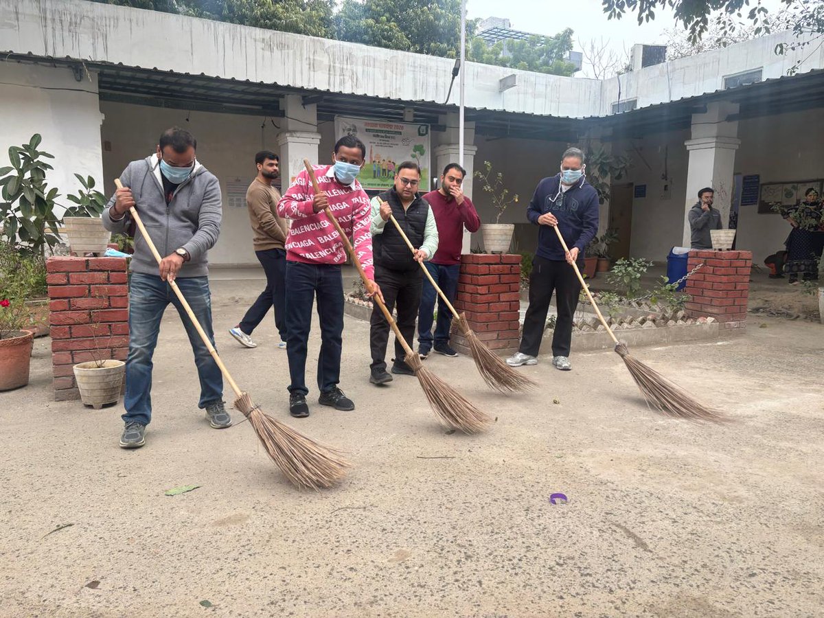 FciDelhi's tweet photo. #स्वच्छतापखवाड़ा2026 के अंतर्गत भा.खा.नि, मण्डल कार्यालय, शक्तिनगर दिल्ली एवं अधीनस्थ डिपो में कार्यरत अधिकारियों एवं कर्मचारियों द्वारा दिनांक 18.02.2026 को साफ सफाई की गयी।#masscleanlinessdrive https://t.co/MxNQwkUbXd