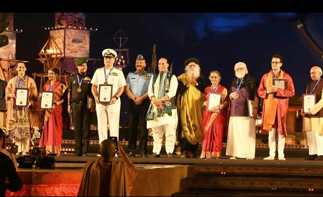 MouryaMNM's tweet photo. ஜக்கி வாசுதேவ் போன்ற நபர்களிடம் மஹா சிவராத்திரி கோவை கூட்டத்தில் சீருடையில் விருது பெறும் முப்படையின் மூத்த அதிகாரிகள் செயல் ஏற்றுக் கொள்ள இயலாதது. 
  
பாதுகாப்புபடைகளின் இறையாண்மை, சமய சார்பின்மை ஆகியவைகளுக்கு எதிரான இச் செயலுக்கு ஒன்றிய 
அரசு பதில் அளிக்க வேண்டும்

#KamalHaasan https://t.co/BDZuzc3gGD