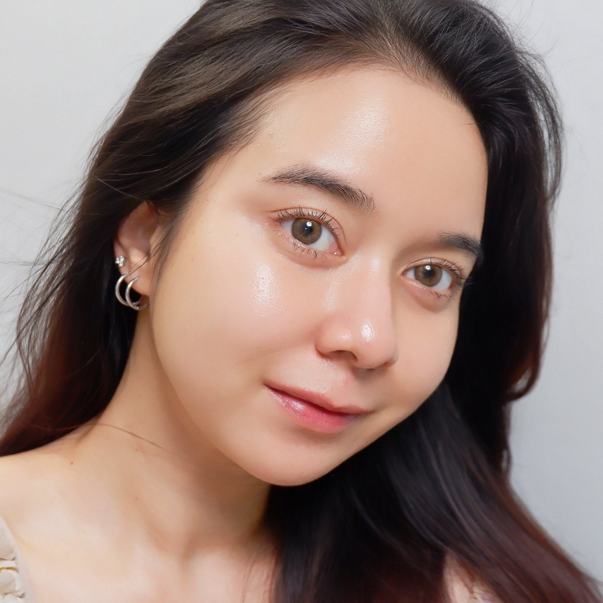 ใครมันจะล้มตำนานน้ำตบผีดิบได้ถามจริง นี่ลองสูตรใหม่ผ่องไบรท์ขึ้นจนงง ใช้ไปใช้มานี่เปลี่ยนเฉดสีรองพื้นไปแล้วค่ะซิส ใช้กับอะไรก็ขาว ทาหน้าแล้วทาตัวทาคอด้วยไม่งั้นหน้าลอยแน่นอน #ใช้จริงรีวิวจริง