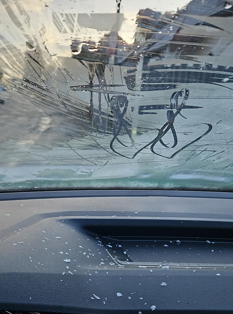 JakkuzaReyRey's tweet image. Man drückt sich vor einem Kampf #lasttweet und bekommt nen anderen 🫩

In dem Fall:
30 Min Auto aus Eispanzer brechen

Eiskratzer &amp;amp; Enteiserspray sind nämlich nur dann hilfreich wenn man drankommt. Weniger, wenn sie im zugefrorenen Auto liegen.

Bonuspunkte:
Innenfrost. Wtf. 🥶