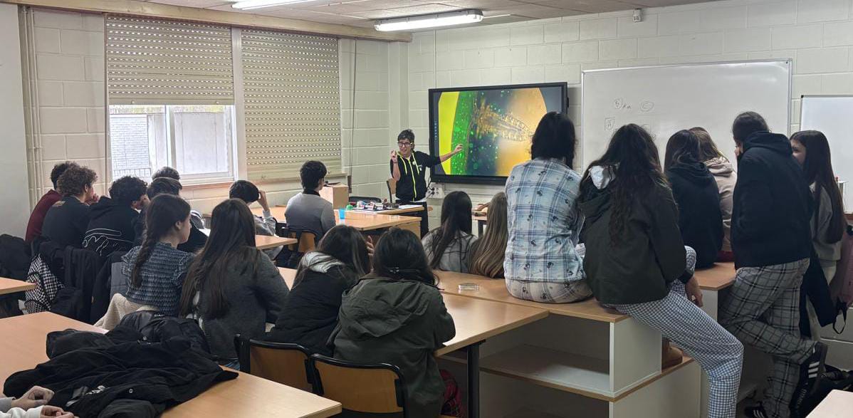 🌊 On 12 February, our colleagues <a href="/IEOVigo/">IEO Vigo</a> delivered the talk “Our seas at risk: the impact of marine litter” to 30 students at IES Coruxo.
It aimed to raise awareness about the negative effects of plastics and other pollutants on our oceans. 
<a href="/AtlanticArea/">Interreg Atlantic Area</a> #freelitterat #11F