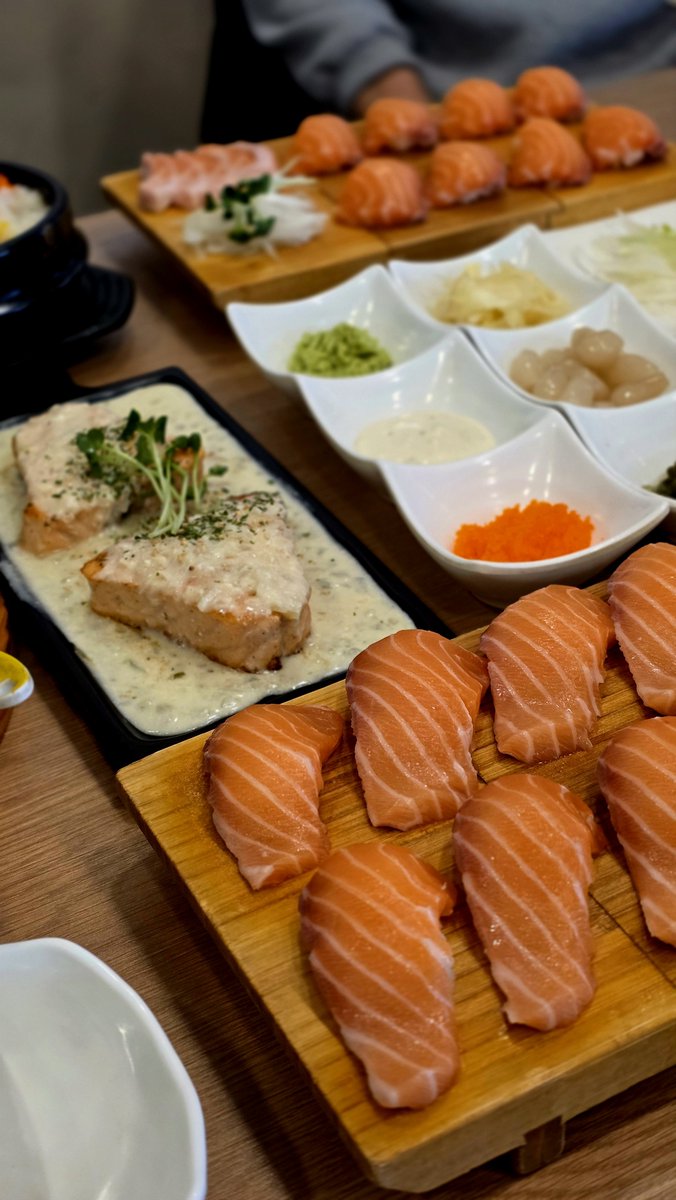 연휴동안
댕로에서 썸데이도 보고 연어도 먹구
재미있게 놀았다네요