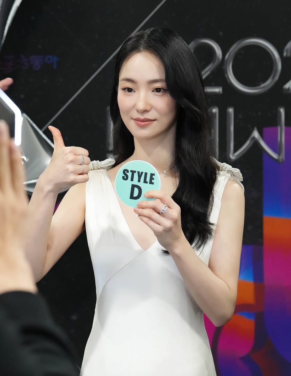 jeon yeobeen universe tweet media