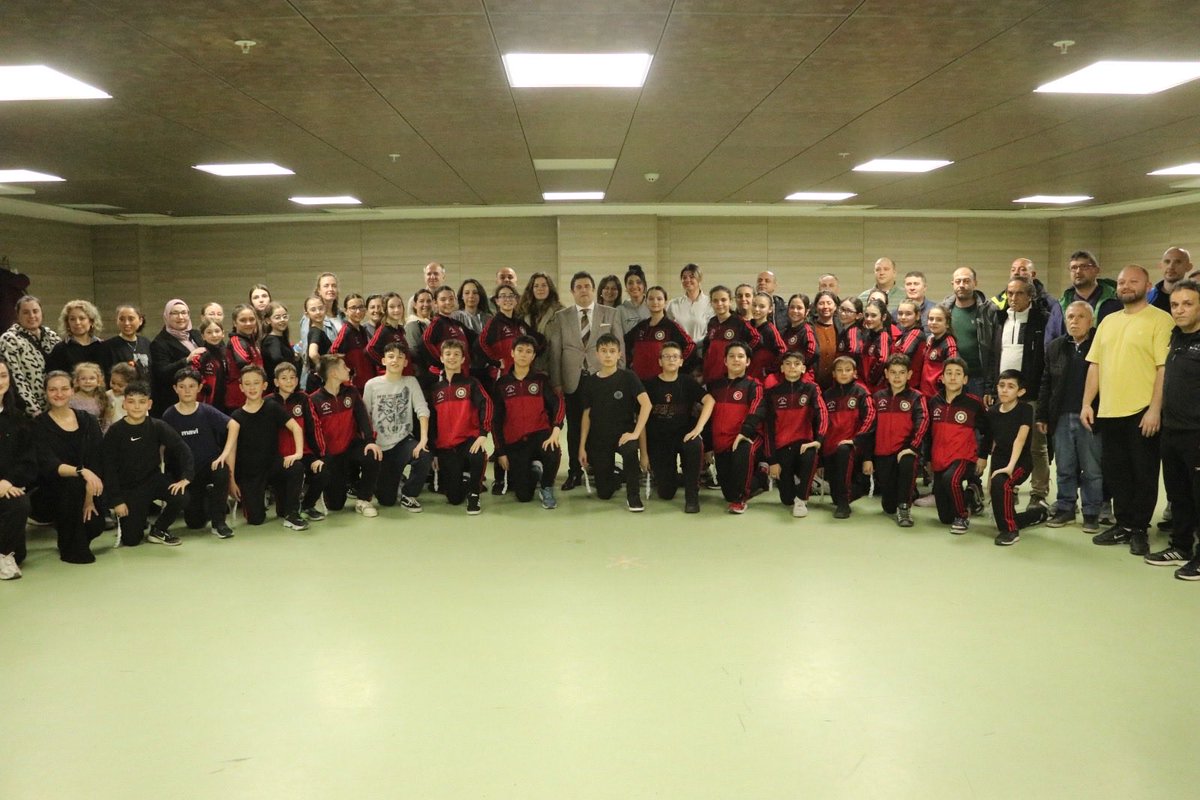 tekirdagmem's tweet photo. İl Millî Eğitim Müdürü Dr. Aziz Yeniyol, İl Millî Eğitim Şube Müdürü Hakan Eravcı ile birlikte Millî Eğitim Bakanlığı Ortaöğretim Genel Müdürlüğü bünyesinde faaliyet gösteren İl Millî Eğitim Maarif Halk Dansları Topluluğunu ziyaret etti.
Ziyarette öğretmen ve öğrencilerle bir araya gelen Yeniyol, kültürümüzü yaşatan çalışmaları memnuniyetle karşıladığını ifade ederek emeği geçen öğretmenlere, öğrencilere ve velilere teşekkür etti.

🔗 https://t.co/NJkx8K6WBK

@tcmeb @Yusuf__Tekin @drazizyeniyol