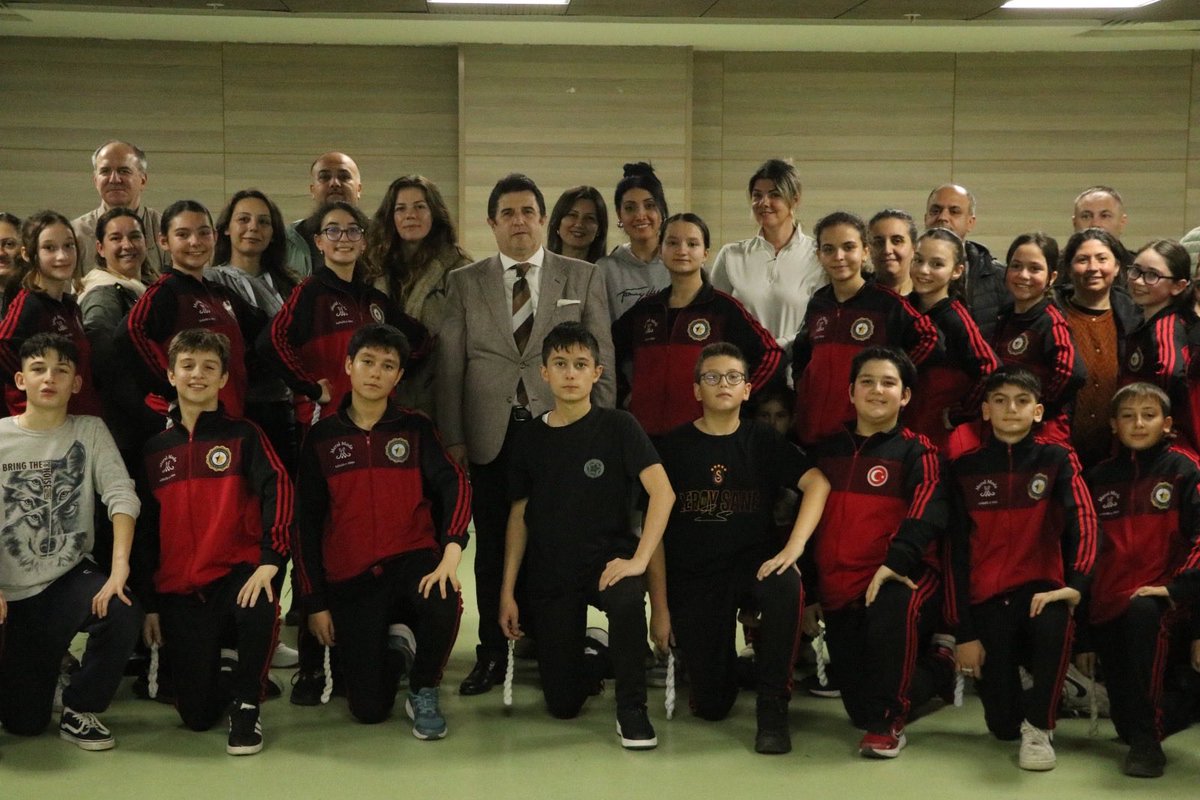 tekirdagmem's tweet photo. İl Millî Eğitim Müdürü Dr. Aziz Yeniyol, İl Millî Eğitim Şube Müdürü Hakan Eravcı ile birlikte Millî Eğitim Bakanlığı Ortaöğretim Genel Müdürlüğü bünyesinde faaliyet gösteren İl Millî Eğitim Maarif Halk Dansları Topluluğunu ziyaret etti.
Ziyarette öğretmen ve öğrencilerle bir araya gelen Yeniyol, kültürümüzü yaşatan çalışmaları memnuniyetle karşıladığını ifade ederek emeği geçen öğretmenlere, öğrencilere ve velilere teşekkür etti.

🔗 https://t.co/NJkx8K6WBK

@tcmeb @Yusuf__Tekin @drazizyeniyol