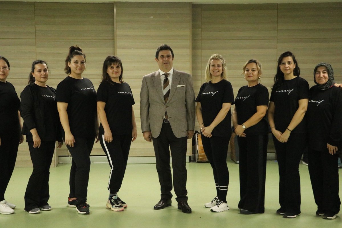 tekirdagmem's tweet photo. İl Millî Eğitim Müdürü Dr. Aziz Yeniyol, İl Millî Eğitim Şube Müdürü Hakan Eravcı ile birlikte Millî Eğitim Bakanlığı Ortaöğretim Genel Müdürlüğü bünyesinde faaliyet gösteren İl Millî Eğitim Maarif Halk Dansları Topluluğunu ziyaret etti.
Ziyarette öğretmen ve öğrencilerle bir araya gelen Yeniyol, kültürümüzü yaşatan çalışmaları memnuniyetle karşıladığını ifade ederek emeği geçen öğretmenlere, öğrencilere ve velilere teşekkür etti.

🔗 https://t.co/NJkx8K6WBK

@tcmeb @Yusuf__Tekin @drazizyeniyol