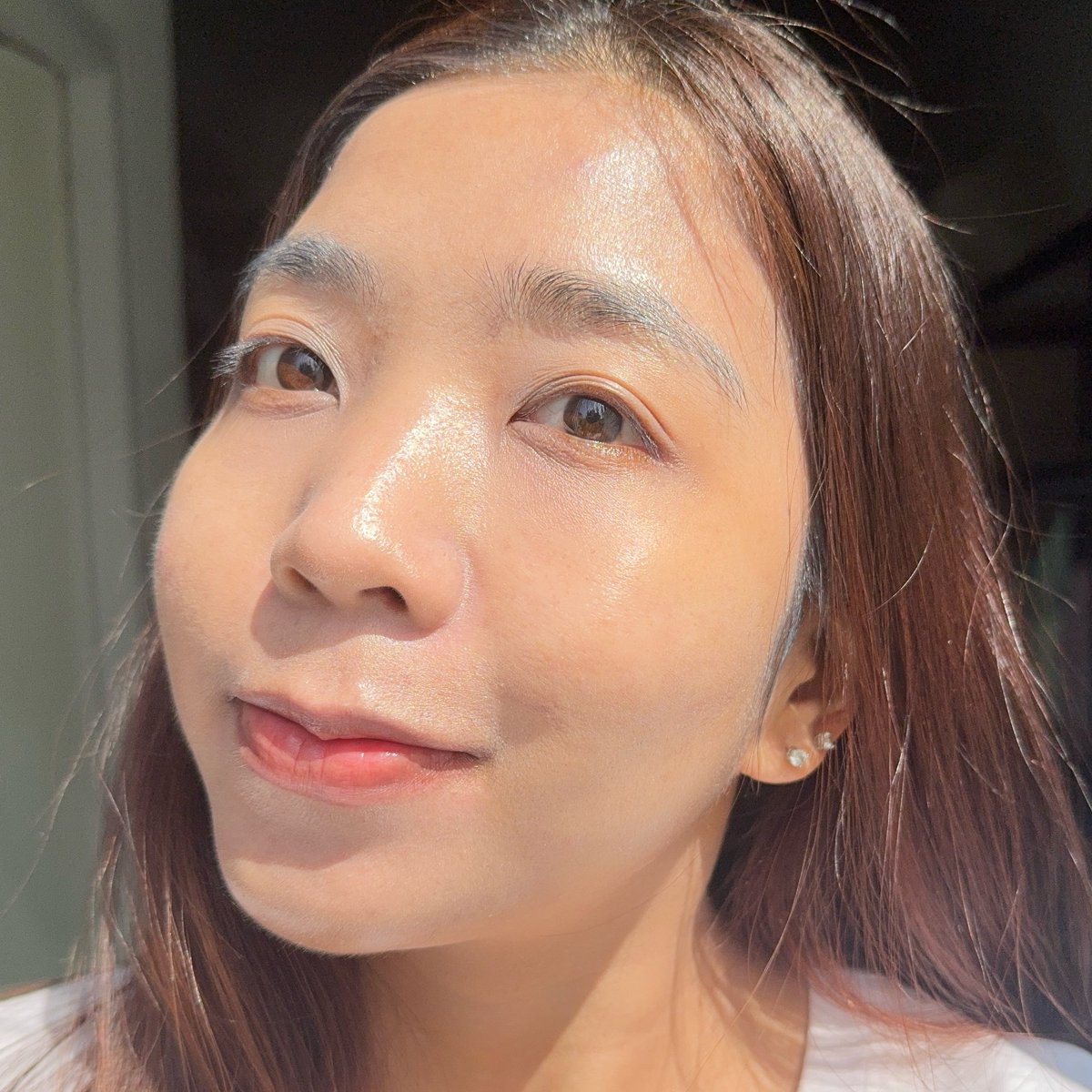 กันแดดเนื้อทินต์ตัวใหม่ของ her hyness ทาแล้วผิวผ่องมาก ตัวเดียวจบเลย นอกจากกันแดดแล้วยังช่วยบำรุงผิวให้ดูชุ่มชื้น อิ่มฟู ผิวดูสุขภาพดีไปอีก เค้าจะเป็นฟิล์มบางๆ ช่วยปรับผิวให้ดูเรียบเนียน คุมมันดีด้วยนะ ผิวไม่เยิ้มระหว่างวัน