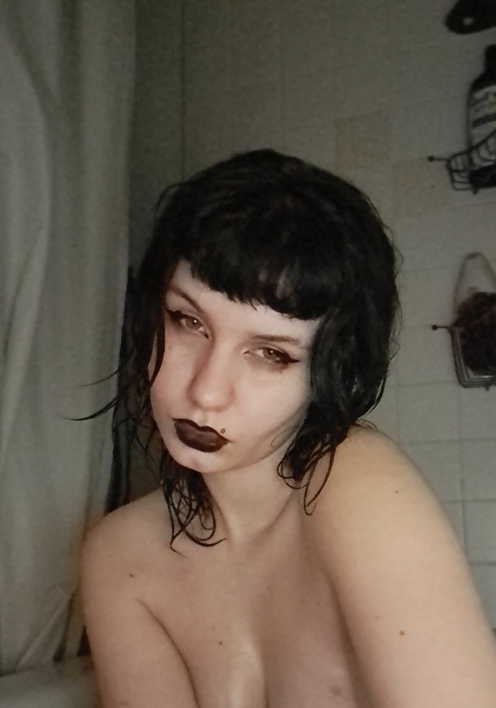 msmacabrexxx's tweet photo. Goth bath <3 https://t.co/iIGMYyNuxS
