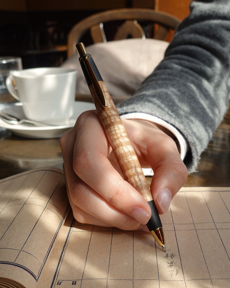 店舗商品紹介】 木肌を感じながら書く。 ペン樹種：タモ ※写真の商品は