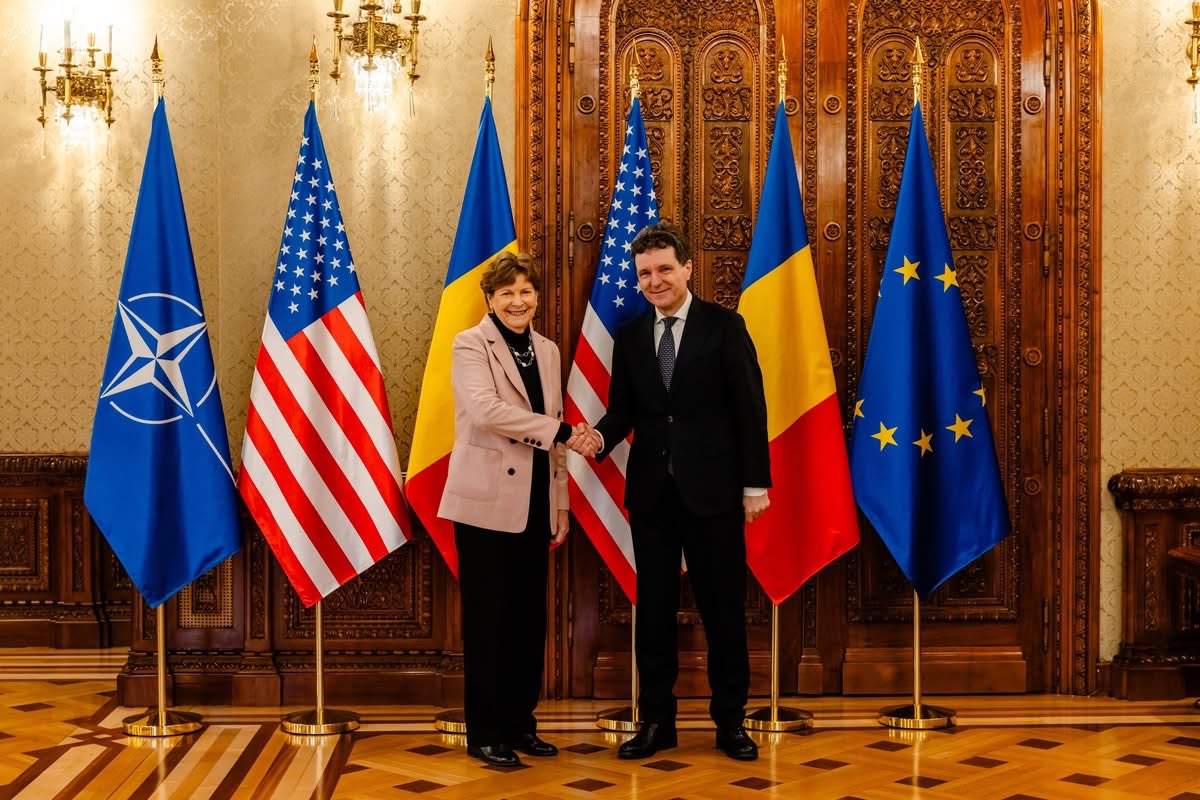 Senatoarea Jeanne Shaheen, aia de se pupă-n bot cu ea NicuPsihicu, este o susținătoare înfocată a lui BideU (loială până la capăt🤡) și opozantă activă a politicilor lui Trump!👌

Stafida (la fel ca idolul ei, BideU) a ajuns în Bucuresti si credea că e in Budapesta! 🤣😆🌈🍌