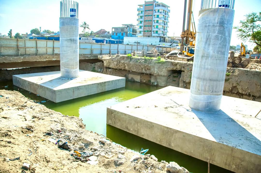 Ujenzi wa Daraja la Jangwani unaendelea vizuri katika Jiji la Dar es Salaam, ukiwa ni mradi muhimu wa kuimarisha miundombinu ya usafiri na kupunguza changamoto za msongamano pamoja na athari za mafuriko katika eneo hilo.

Daraja hilo lina urefu wa mita 390 na upana wa mita 41, ⤵️