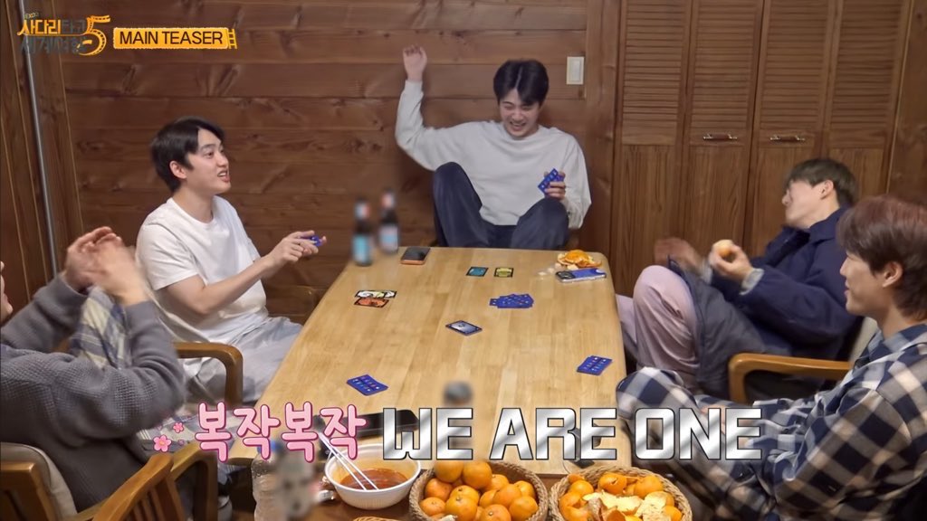 혼자 두꺼운 외투 꼭꼭 껴입고,
한 손에 귤 들고있고,
귤껍질 잔뜩 쌓아놓고,
저만큼웃고있는남자