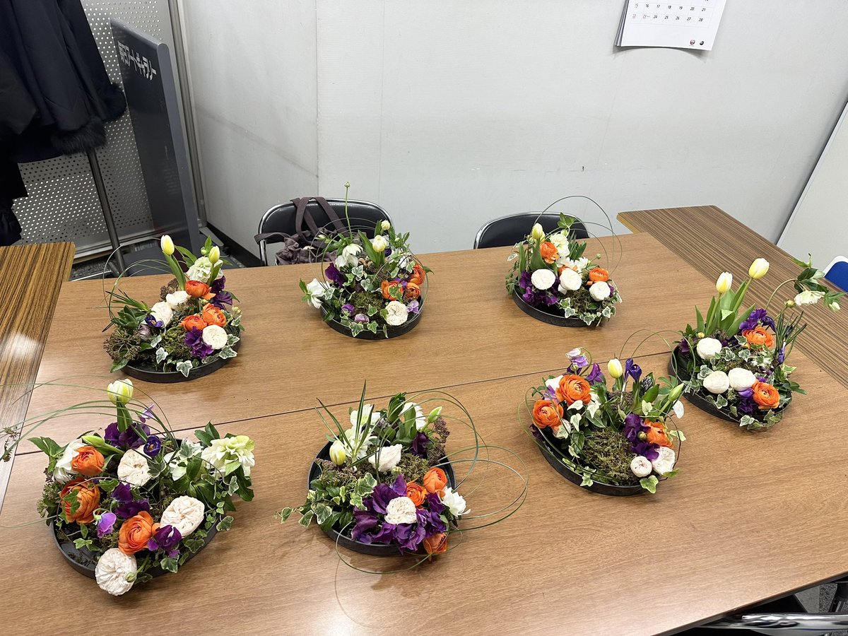Dhiver_fleur's tweet photo. 毎日文化センター2月の「パリのお花屋さん講座」では、球根花で春の庭をイメージして作りました。ラナンキュラス、ヒヤシンス、チューリップ、クロッカス、クリスマスローズ，スイトピー、バラ、ガマズミ、苔 https://t.co/vjUp0KwrRb