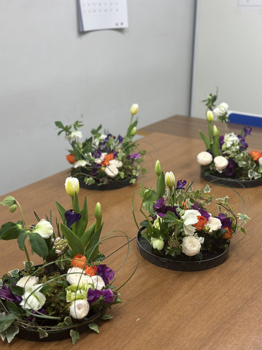 Dhiver_fleur's tweet photo. 毎日文化センター2月の「パリのお花屋さん講座」では、球根花で春の庭をイメージして作りました。ラナンキュラス、ヒヤシンス、チューリップ、クロッカス、クリスマスローズ，スイトピー、バラ、ガマズミ、苔 https://t.co/vjUp0KwrRb