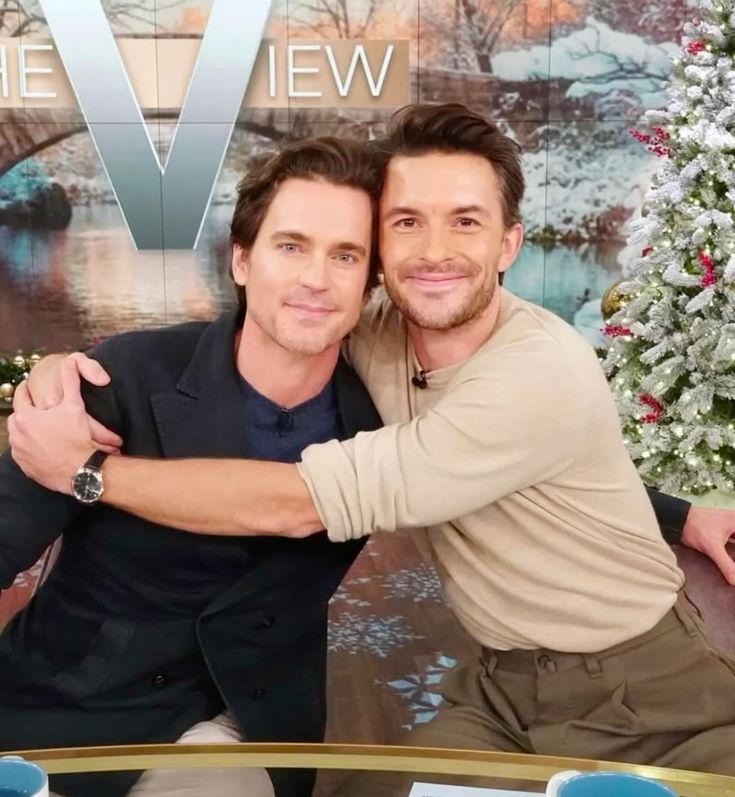 Good morning lovelies! Hope you have an awesome hump day! ☀️☺️🥰
#MattBomer #Jonathanbailey