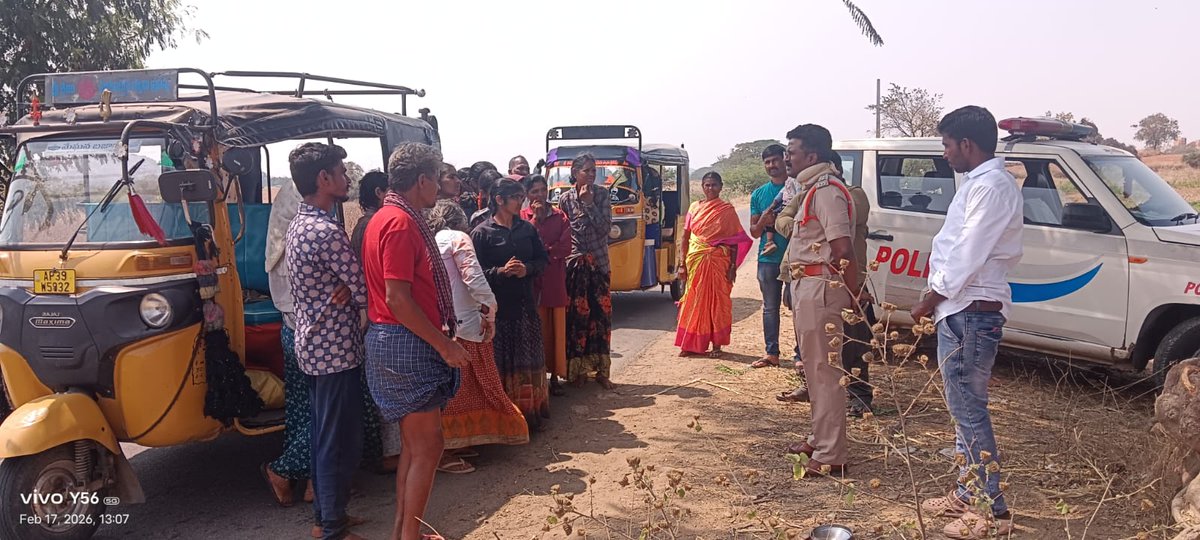 మహిళ ల భద్రత, రహదారి భద్రత, మహిళల పై జరిగే నేరాల పై అవగాహన .

కర్నూలు  ఎస్పీ శ్రీ విక్రాంత్ పాటిల్ ఐపియస్ గారి ఆదేశాల మేరకు  పోలీసు అధికారులు  గ్రామాలను సందర్శించారు.
  అవగాహన కార్యక్రమాలు నిర్వహించారు.

#APPOLICE100
#AndhraPradeshPolice
#PoliceKurnool
#APPolice
#appolice