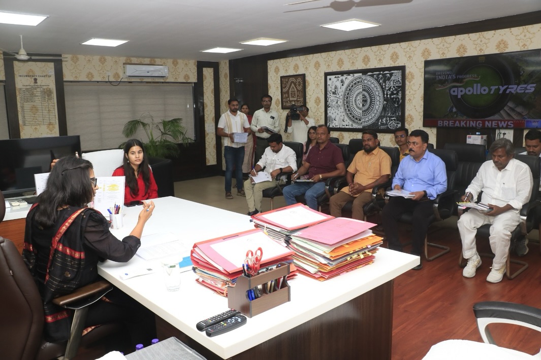 SDMChhotaudepur's tweet photo. SIR મતદારયાદી ખાસ સુધારણા કાર્યક્રમ અંતર્ગત જિલ્લામાં તૈયાર કરાયેલ સુધારેલ મતદારયાદીની સત્તાવાર વહેંચણી જિલ્લા કલેક્ટરશ્રીની અધ્યક્ષતા હેઠળ તમામ રાજકીય પક્ષોના પ્રતિનિધિઓની ઉપસ્થિતિમાં કરવામાં આવી. પારદર્શક અને નિષ્પક્ષ લોકશાહી પ્રક્રિયા તરફ મહત્વપૂર્ણ પગલું.
#SIR @collectorcu https://t.co/HLz1sNOawn