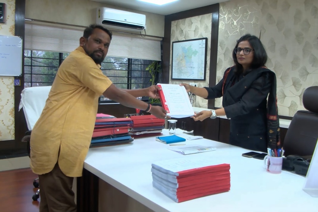 SIR મતદારયાદી ખાસ સુધારણા કાર્યક્રમ અંતર્ગત જિલ્લામાં તૈયાર કરાયેલ સુધારેલ મતદારયાદીની સત્તાવાર વહેંચણી જિલ્લા કલેક્ટરશ્રીની અધ્યક્ષતા હેઠળ તમામ રાજકીય પક્ષોના પ્રતિનિધિઓની ઉપસ્થિતિમાં કરવામાં આવી. પારદર્શક અને નિષ્પક્ષ લોકશાહી પ્રક્રિયા તરફ મહત્વપૂર્ણ પગલું.
#SIR <a href="/collectorcu/">Collector Chhotaudepur</a>