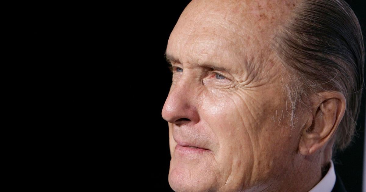 QuePeliVer_'s tweet image. Robert Duvall no fue solo un actor, fue el sustrato del mejor cine de Hollywood. 🎬 De Tom Hagen a Kilgore, su legado es una clase magistral de economía del gesto y autoridad técnica. Analizamos su Top 5 definitivo. 🏛️ #Robert)Duvall #CinemaHistory #QuePeliVer