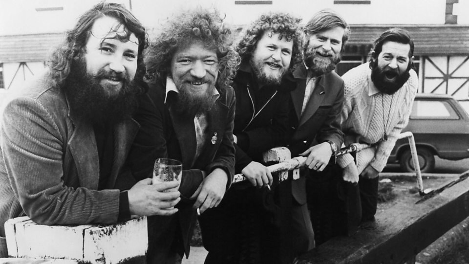 lorraineelizab6's tweet photo. Ciarán Bourke (18 Feb 1935 #Dublin-10 May 1988). Founding member The Dubliners. Guitar, harmonica, tin whistle, vocals esp Irish/humour! Lived #Tibradden Dublin.👨‍🎓 @ucdagfood 🐄🐑👨‍🌾. Didn't take degree but retained interest! 🎶🪈🎸https://t.co/Jo89LqQG4M https://t.co/uTjJZ6vDSC https://t.co/u9UXMtsZfn