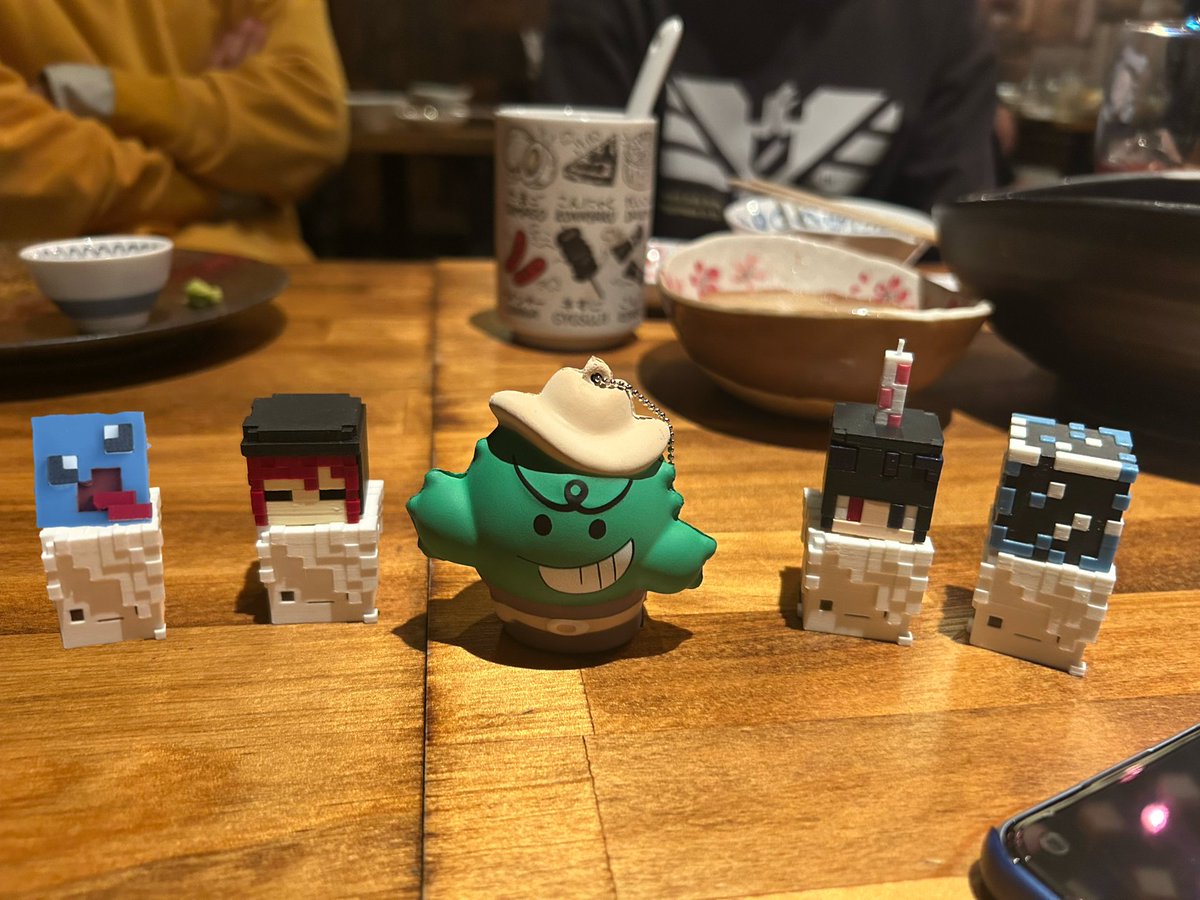 16imir's tweet photo. みなしゅんよぐむーんうのでカエルチョコになったり杖持ったり街歩き謎解きしたりおでん食ったりしました！　コレは全員でフィギュアの送り主にマウントポジを取る集合写真 https://t.co/bUXoOshZah