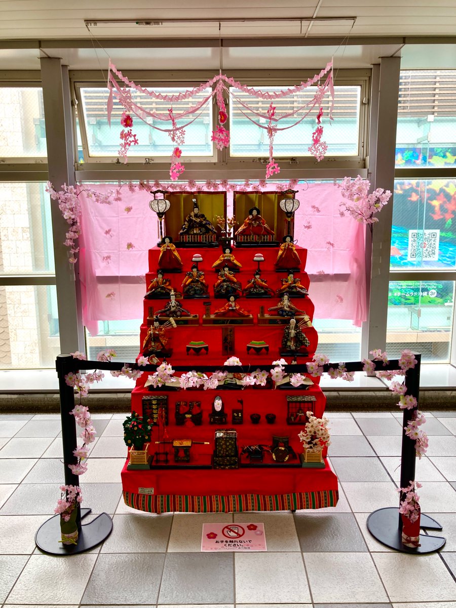 🌸3月3日はひなまつり🎎🌸 本日、おもろまち駅構内にひな壇の飾り付け