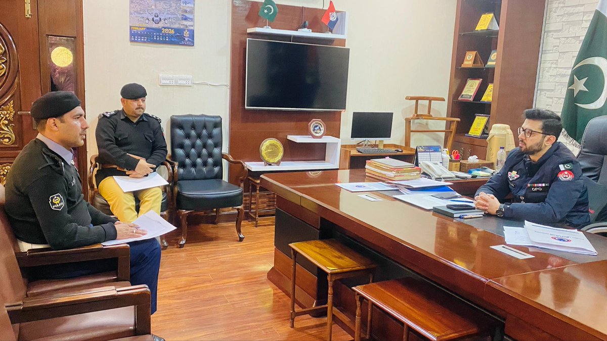 MansehraPolice's tweet photo. DPO Mansehra Muhammad Azhar Khan chaired a meeting to finalize the Ramadan traffic management plan, directing extra deployment at markets, mosques, and busy areas, organized parking, and strict action against illegal parking and encroachments. https://t.co/WR8HnPtsJR