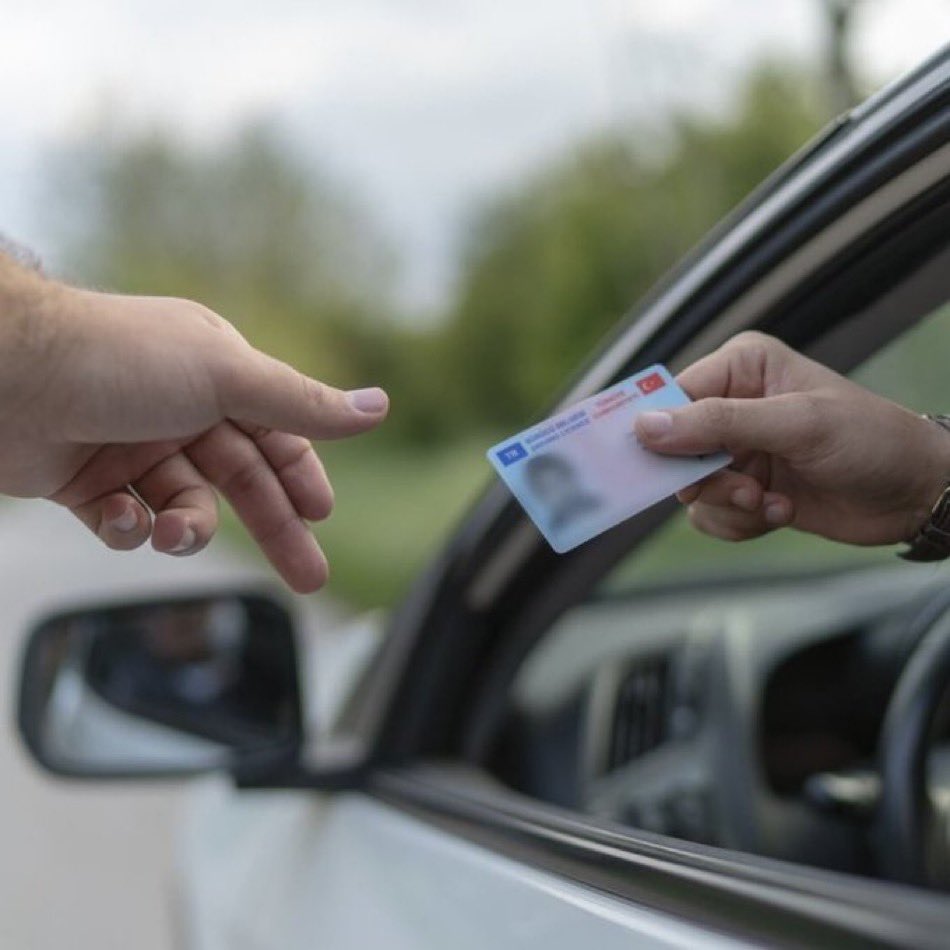 Yargıtay 4. Hukuk Dairesi, ehliyetsiz sürücünün kazaya karıştığı durumlarda kusuru yoksa, aracına zarar verenden tazminat isteyebileceğine hükmetti. (NTV)
