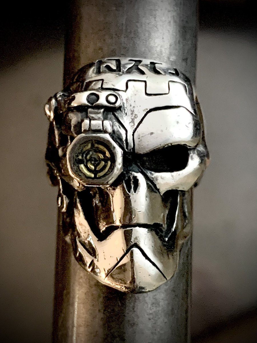 近未来的なSFテイストの『CYBORG RING』右目にスコープを装着した