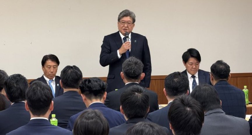 「事務所の引き出しの中で保管していた…私は知らない」

こう言って『全て秘書が勝手にやった事』と他人のせいにして逃げた、2728万もの裏金議員の萩生田光一氏…

この男が、特別国会を前に自民党新人議員に政治資金の報告の徹底等を教育した…って、お粗末自民党！フザケンナ！😩