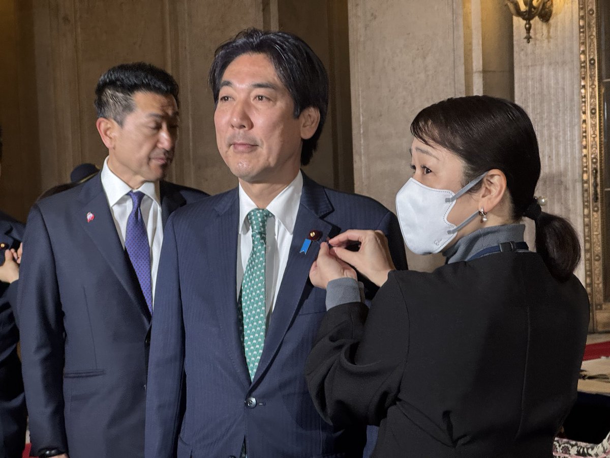 衆議院総選挙を受け、18日、特別国会が召集されました。 証書を携え