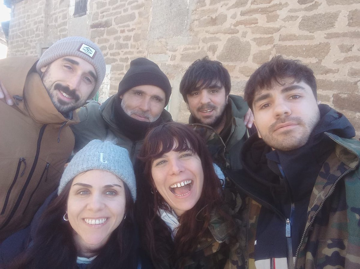 Ayer recibimos un nuevo grupo interesado en aprender sobre el lobo, un síntoma constante de que una parte de la sociedad demanda biodiversidad, se interesa por sus especies y es receptiva a la divulgación y a la educación ambiental, dos de las disciplinas que empleamos en Llobu.