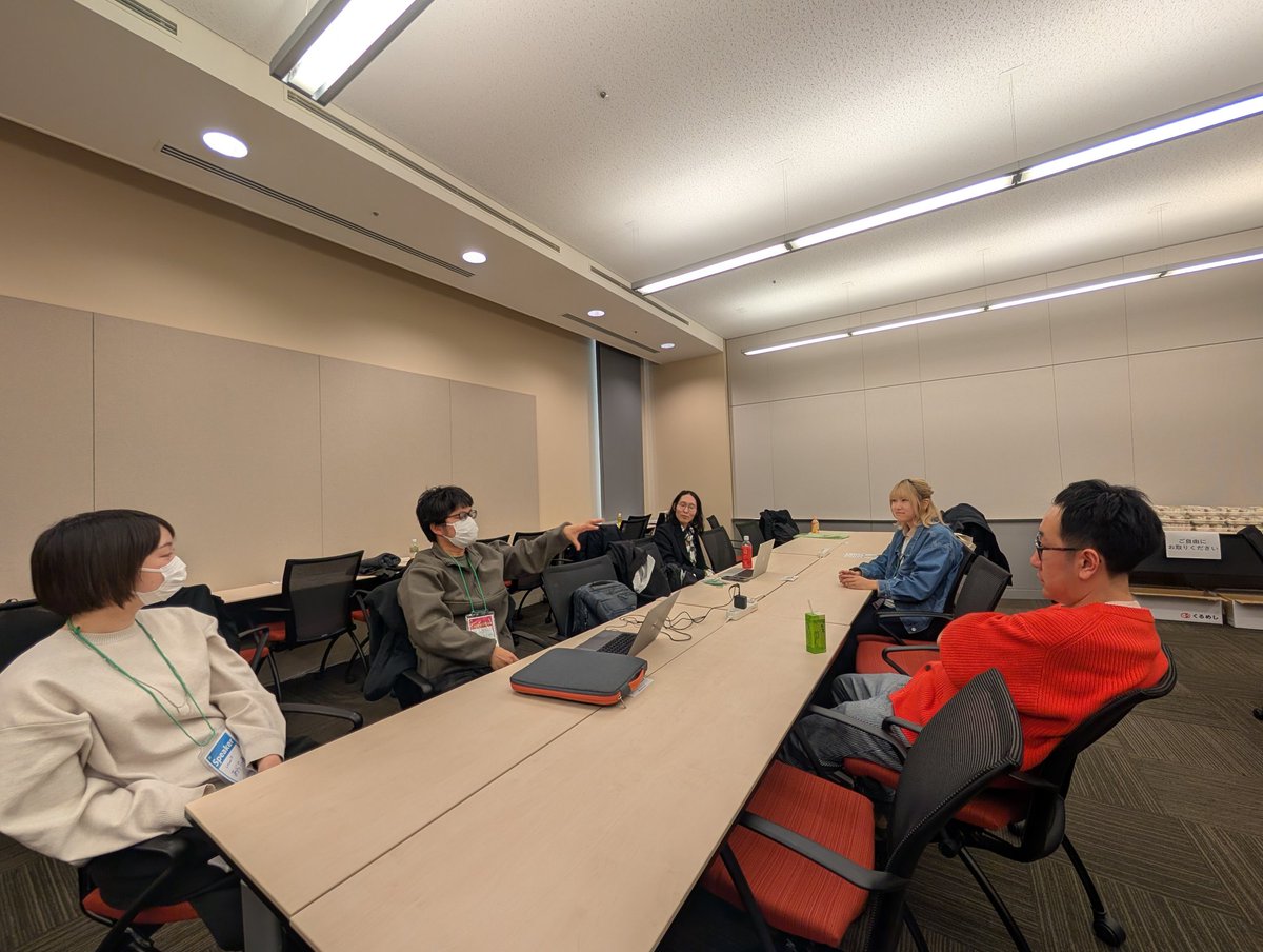 dora_e_m's tweet image. 控室で、ことみんを囲んでいる
#devsumi
#devxpm