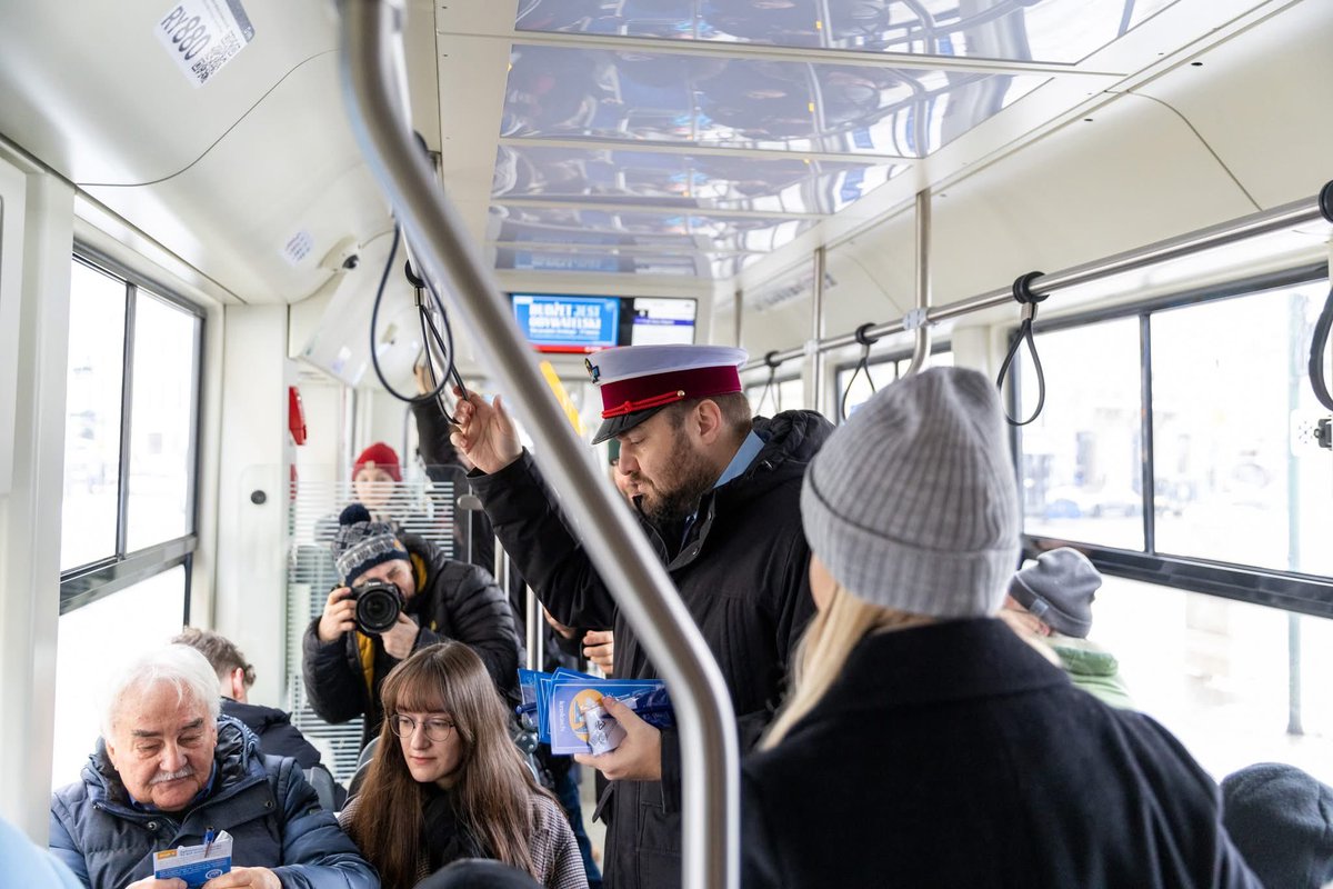 cojestnietakzkr's tweet image. DLA WAS ZAKAZY RHOBAKI.

 MPK zagazuje polityki w pojazdach. Motorniczy nieustannie dostają na bęben rozkazy aby zgłaszać uczestników referendum. Co na to KOlesie? Zakazy dla Was nie dla nas.

 KOleś Sęk chodził se wczoraj po tramwaju i jak gdyby nigdy nic namawiał do głosowania