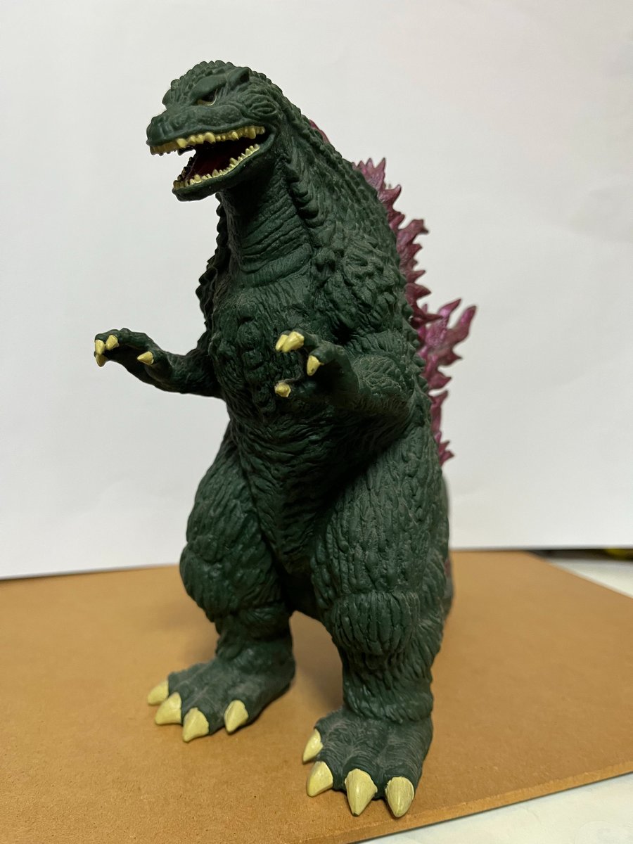 リアルアクションゴジラ メガギラス版 作中のゴジラよりやや緑が明るい