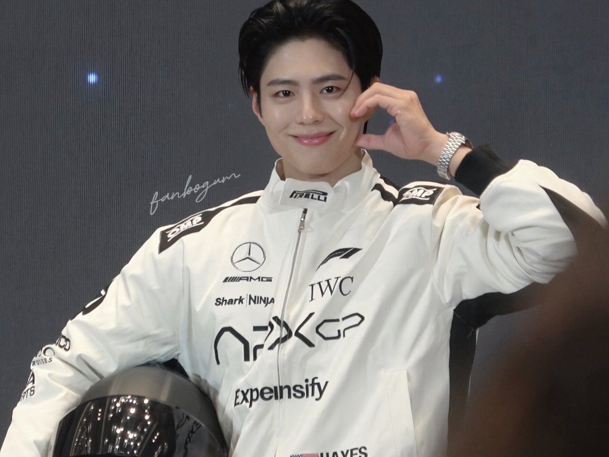 Fan__BoGum's tweet photo. 260214 박보검 광저우 팬사인회
PARK BO GUM 2026 SEASON’S GREETINGS FAN SIGNING EVENT IN GUANGZHOU

레이싱 슈트 너무 잘 어울려요🏁완전 멋있어!!!🥺@BOGUMMY 

#박보검 #parkbogum https://t.co/2t3J9PykSA