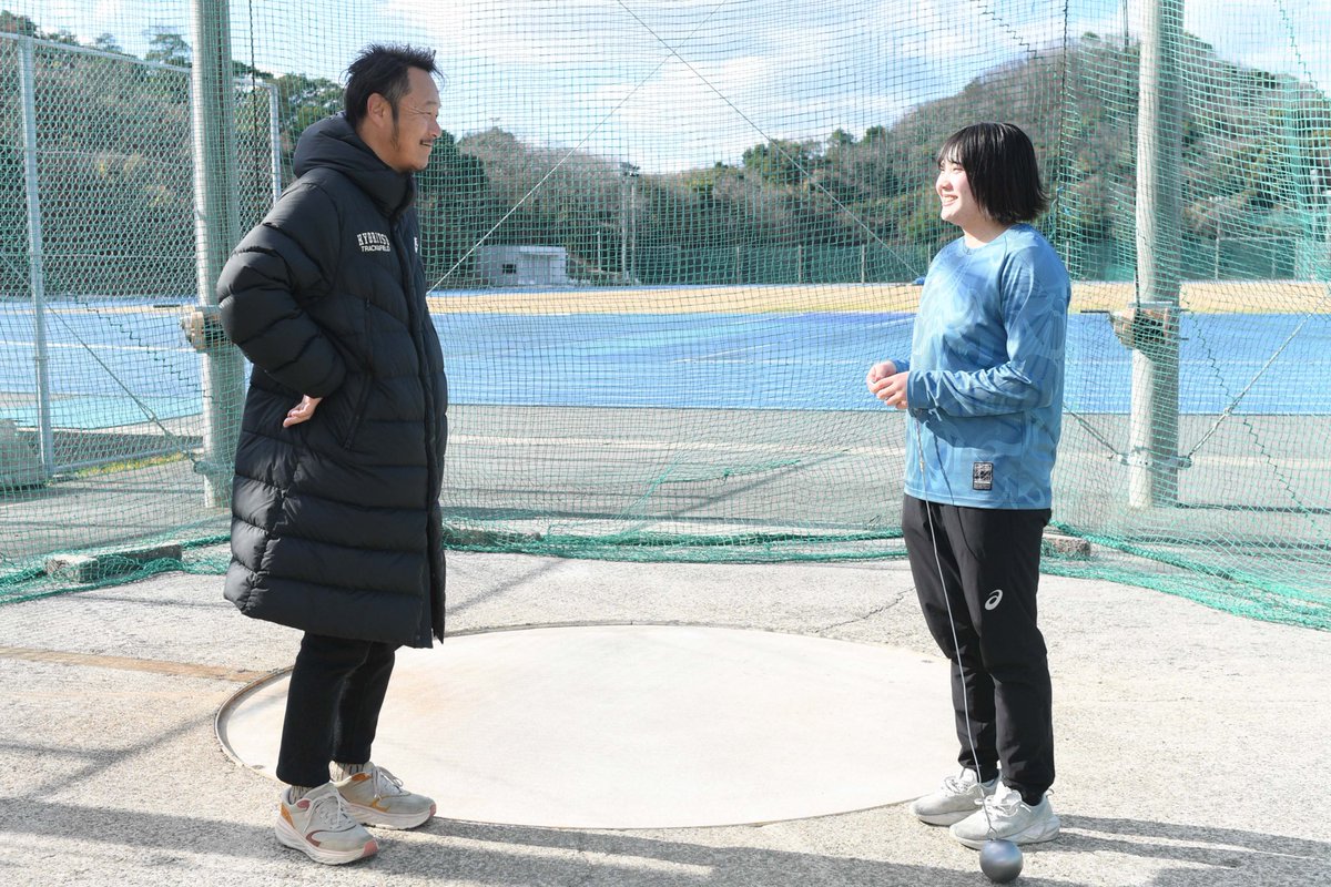 #陸上競技マガジン ３月号は好評発売中！

師弟で歩む道は #九州共立大学 の #疋田晃久 監督 と #村上来花 選手。
出会って７年、競技力だけでなく、精神面でも大きく成長してきた。
卒業後も大学を練習拠点とする予定の村上選手。疋田監督と二人三脚での挑戦は続く

Amazon↓
amzn.asia/d/0bCwUwHk