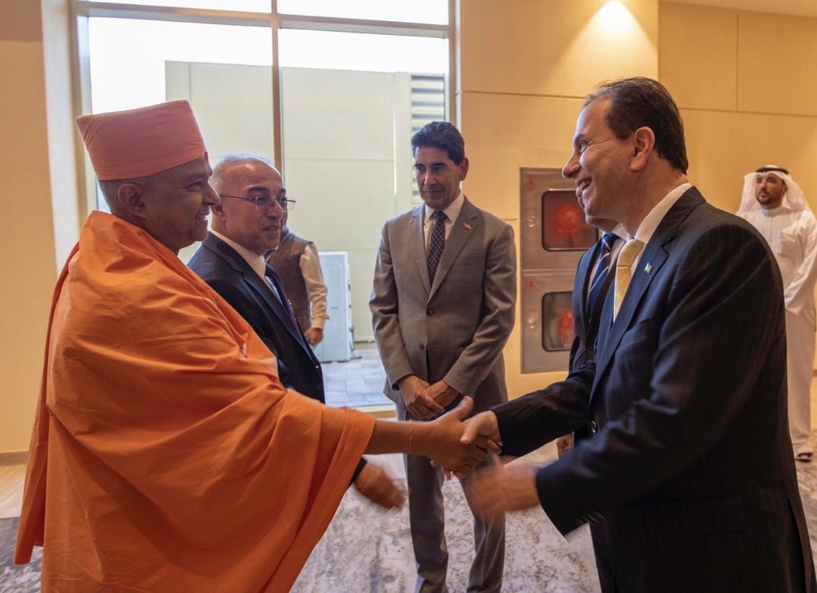 HE. #Swami #Brahmaviharidas
Head of #BAPS #Hindu🇮🇳🪷🕉️🛕
#Mandir , #Abu #Dhabi
Receives HE. Tony Joudi, 🇧🇸#Bahamas #Ambassador to the #UAE🇦🇪