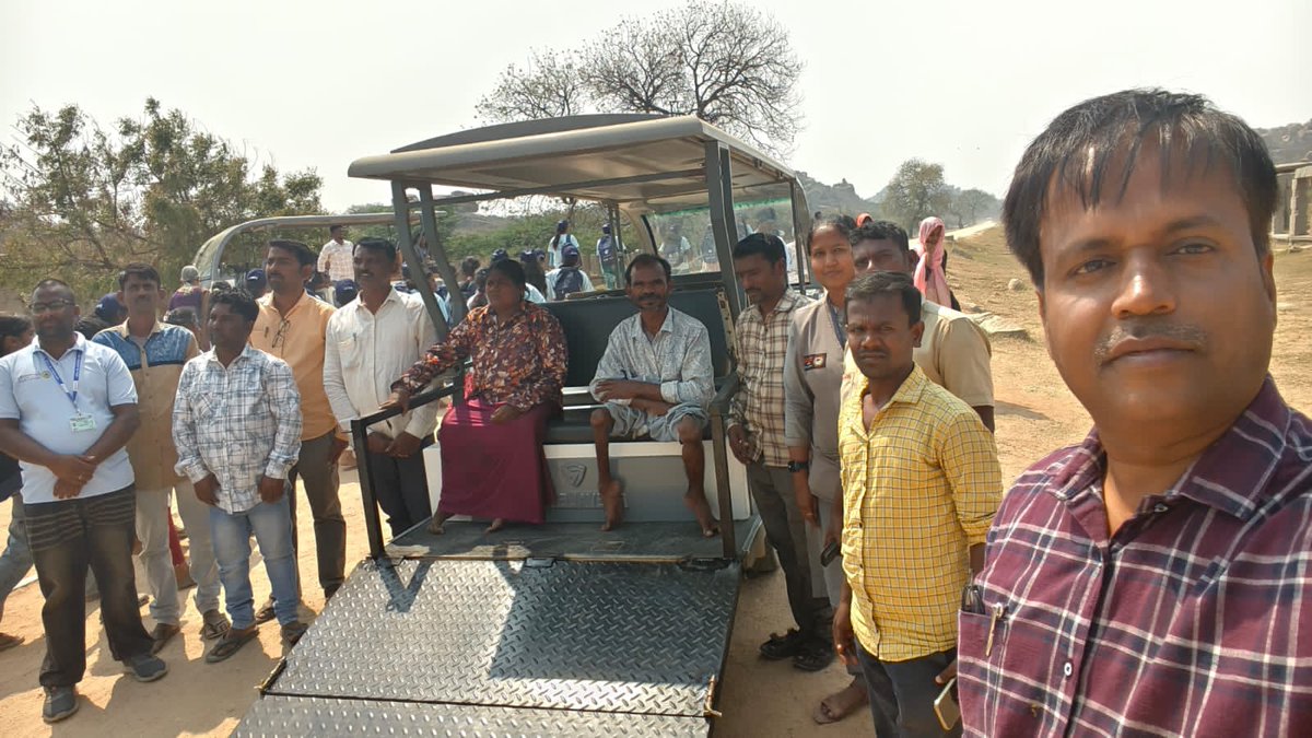 ZPVijayanagara's tweet photo. ವಿಶ್ವ ಪರಂಪರೆ ಹಂಪಿಯಲ್ಲಿ ವಿಶೇಷಚೇತನ ಸ್ನೇಹಿ ಸೌಲಭ್ಯ, ಬ್ಯಾಟರಿ ಚಾಲಿತ 6 ವಾಹನಗಳಿಗೆ ‘ರ್ಯಾಂಪ್’ ಅಳವಡಿಕೆ ಮಾಡಲಾಗಿದ್ದು, ವೀಲ್‌ಚೇರ್ ಬಳಕೆದಾರರು ಸುಲಭವಾಗಿ ದೇವಸ್ಥಾನ ದರ್ಶನ ಮಾಡಬಹುದು. ಜಿಲ್ಲಾ ಪಂಚಾಯತ್ ವಿಜಯನಗರದ ಮಾರ್ಗದರ್ಶನದಲ್ಲಿ ಕೈಗೊಂಡ ಮಹತ್ವದ ಕ್ರಮ.
#Hampi #VijayaVittalaTemple #Vijayanagara #dcvijayanagara https://t.co/BXuPNsLIIm