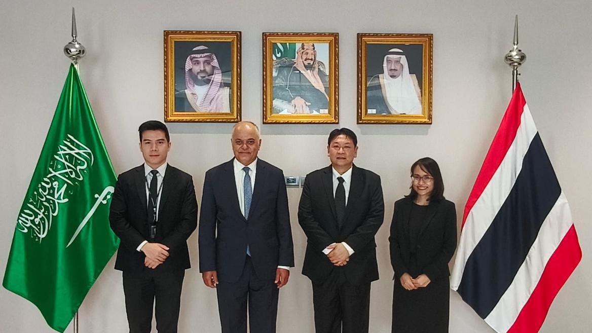 ksaembassytha's tweet photo. เอกอัครราชทูต Abdulrahman  Alsuhaibani ต้อนรับเอกอัครราชทูตไทยคนใหม่ประจำซาอุดีอาระเบีย ในโอกาศเยี่ยมคารวะและหารือการเสริมสร้างความสัมพันธ์และความร่วมมือระหว่างสองประเทศ พร้อมอวยพรให้ประสบความสำเร็จในหน้าที่ 🇹🇭🇸🇦 https://t.co/7uRXCG48NA