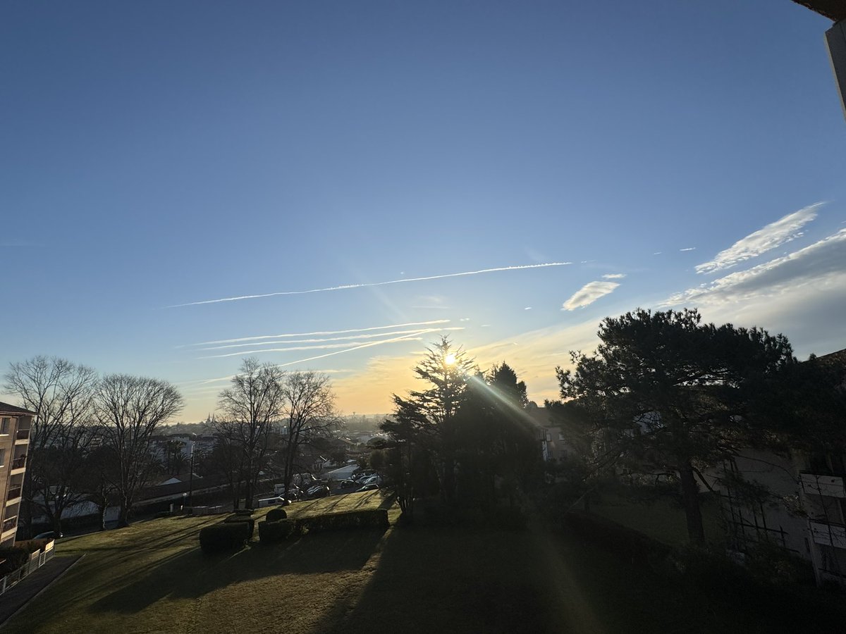 Bonjour <a href="/meteofrance/">Météo-France</a> <a href="/Meteo_Pyrenees/">Météo Pyrénées</a> est-ce que quelqu’un pourrait nous expliquer cet étrange phénomène apparu dans le ciel ce matin ? 
<a href="/CaroBasbayon/">⛩🗻Caro Basbayon🇯🇵🍱</a> est inquiète, c’est apparu chez elle aussi